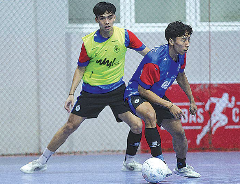 FOKUS: Flank Unggul FC Malang Achmad Vicky Irawan (depan) berusaha melewati Wais Alkarni dalam sesi latihan individu di Unggul Sports Center. (MO Unggul FC Malang for Radar Malang)