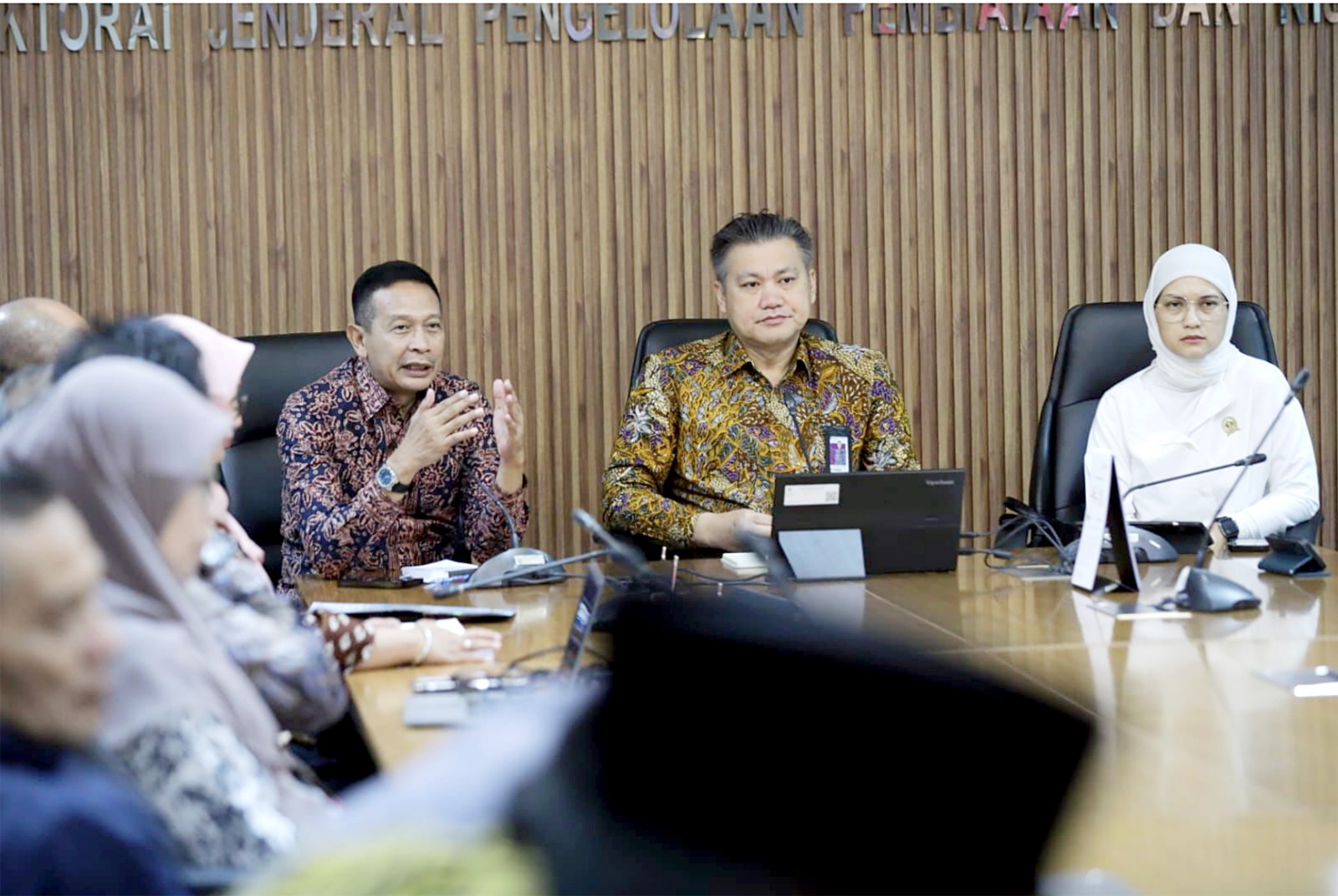 CAri SOlUSi: Kunjungan  Wali Kota Malang Wahyu  Hidayat (kiri) dan Ketua  dPrd Kota Malang  Amithya ratnanggani  Sirraduhita (kanan)  diterima direktur  Pengelolaan dukungan  Pemerintah dan  Pembiayaa