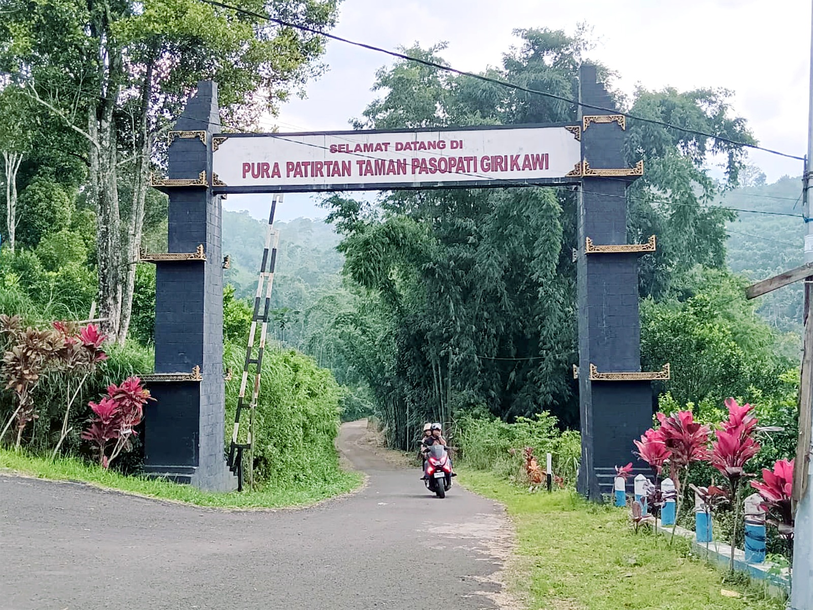 WArgA MUSliM iKUT BErJAgA: Akses menuju Pura Patirtan Taman Pasopati  girikawi di dusun Jengglong, bakal ditutup total saat Hari raya Nyepi nanti. 