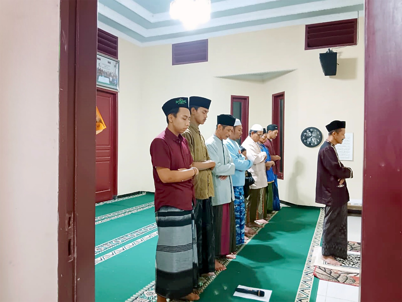 rUTiN diPAKAi KAJiAN: Warga Muslim di dusun  Jengglong, desa Sukodadi, Wagir menjalankan ibadah  salat Tarawih di sebuah rumah yang dinamakan Bina  Baca Alquran (BBQ) darul Pangestuti, Jumat lalu (6/3