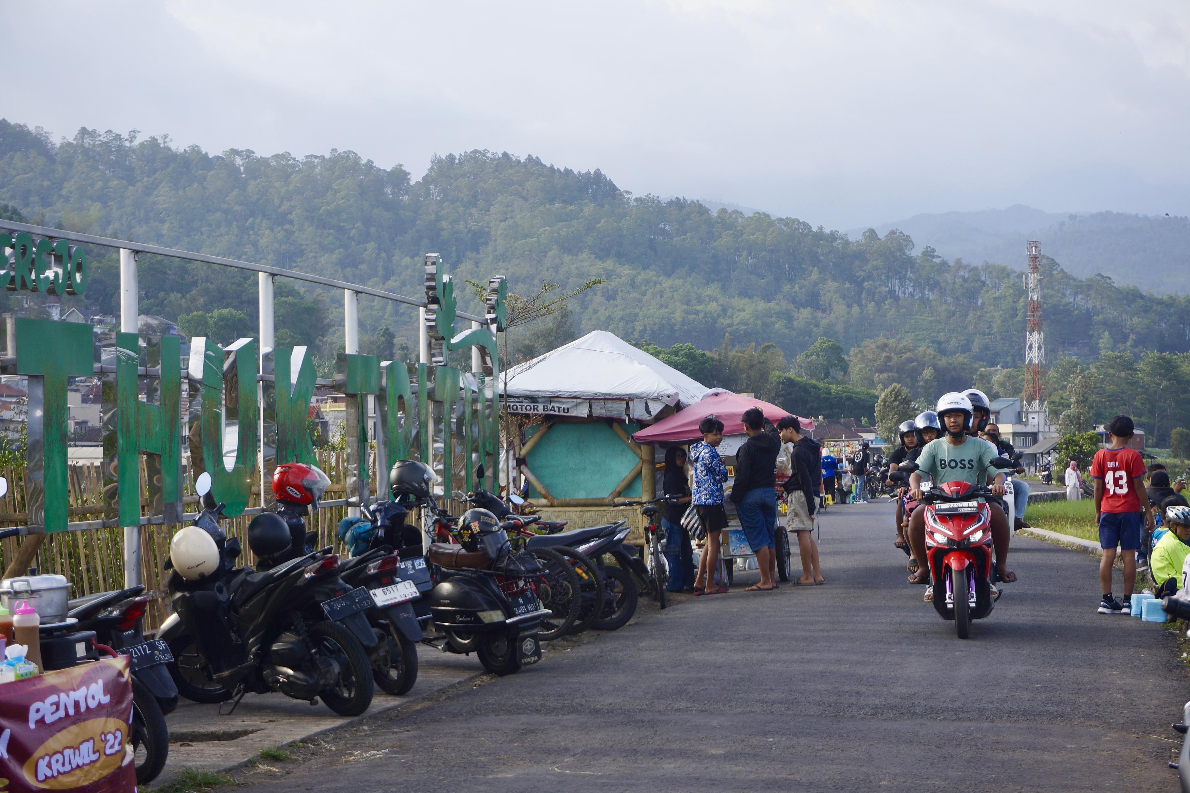 SUGUHKAN PEMANDANGAN GUNUNG: Warga Kota Batu melakukan ngabuburit di Puthuk Tritih kemarin sore. (Rori Dinanda Bestari/Radar Batu)
