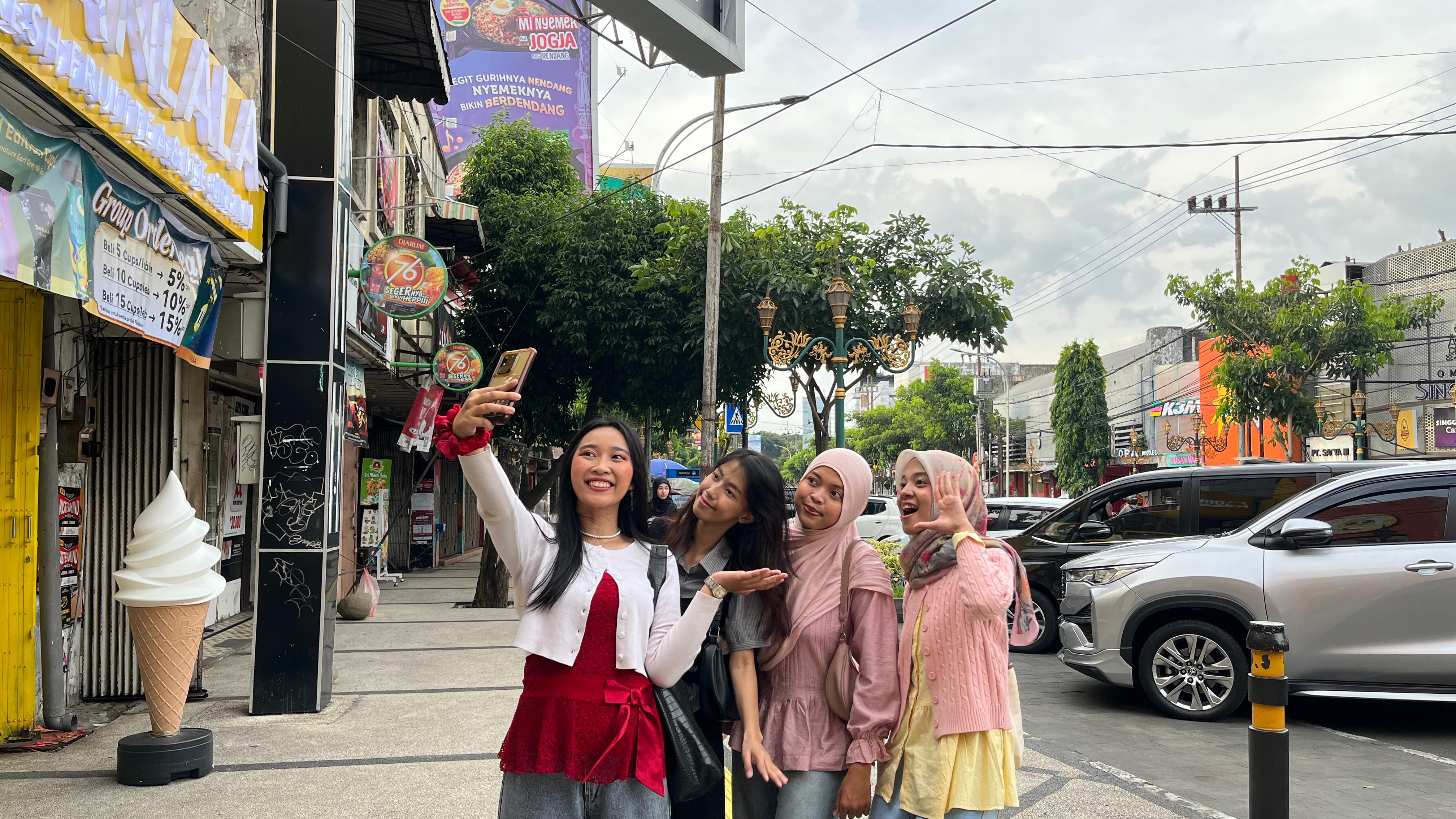 SELALU RAMAI: Pengunjung Kajoetangan Heritage menunggu waktu berbuka puasa dengan menyusuri jalur pedestrian kemarin sore. (Nahdiatul Affandiah/Radar Malang)