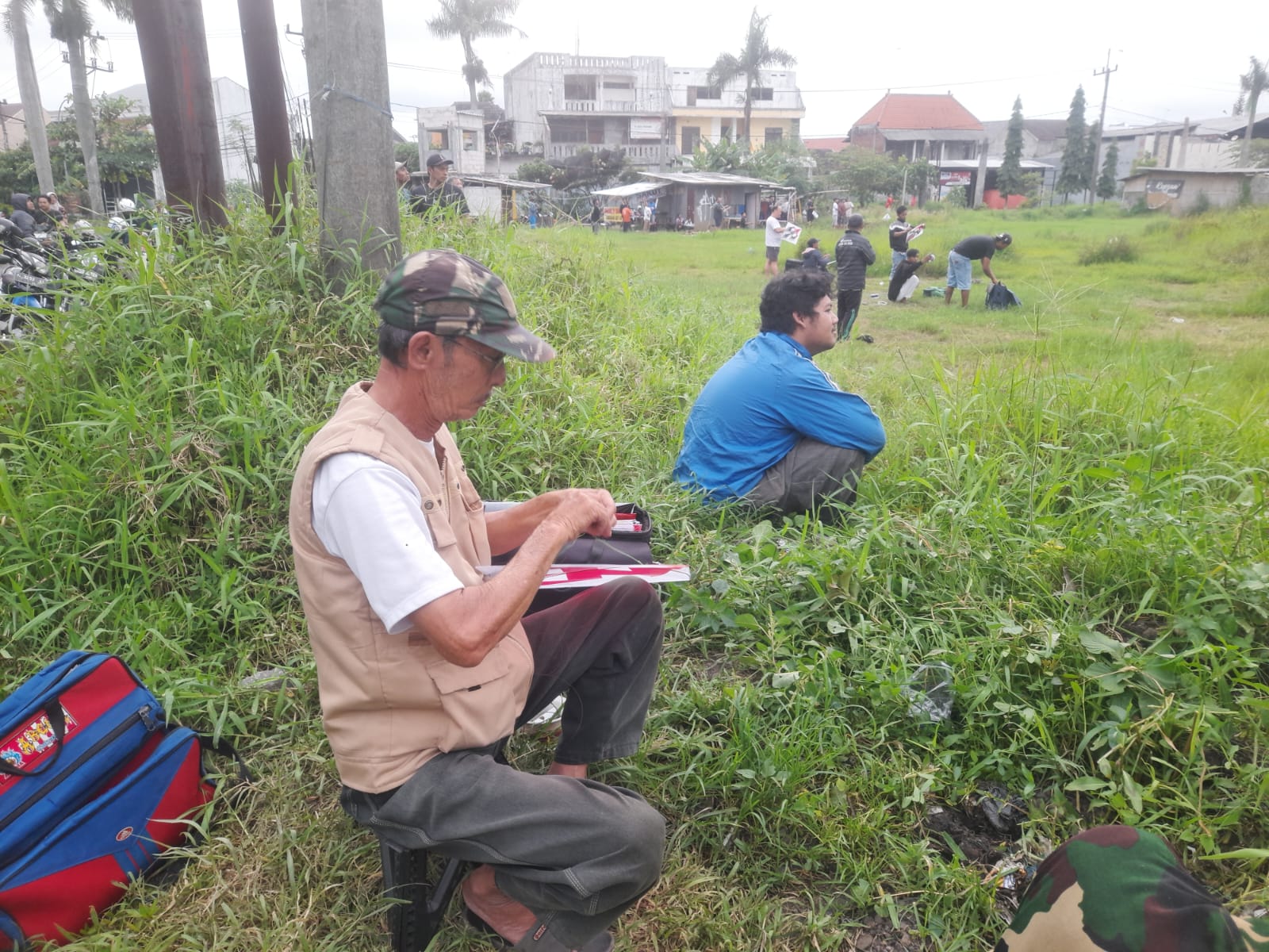 SEKADAR KILLING TIME: Salah satu warga Kecamatan Pakis ngabuburit dengan bermain layangan pada Jumat (6/3) lalu. (MA Fauzan/Radar Malang)