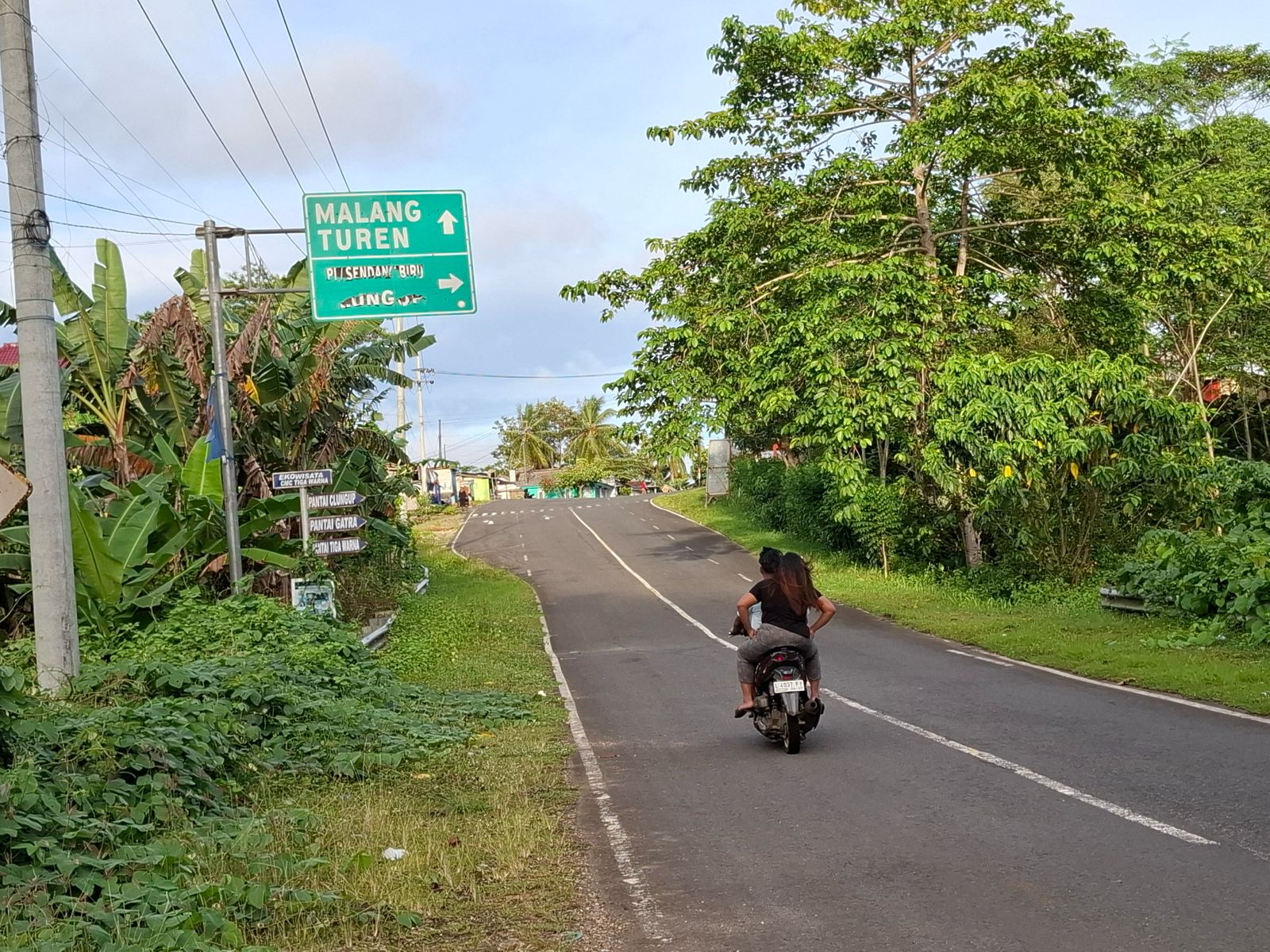 INFRASTRUKTUR: Pengendara melintasi Jalur Lintas Selatan (JLS) di kawasan Dusun Sendangiru, Desa Tambakrejo, Kecamatan Sumbermanjing Wetan kemarin. (FOTO: BIYAN MUDZAKY HANINDITO / RADAR KANJURUHAN)