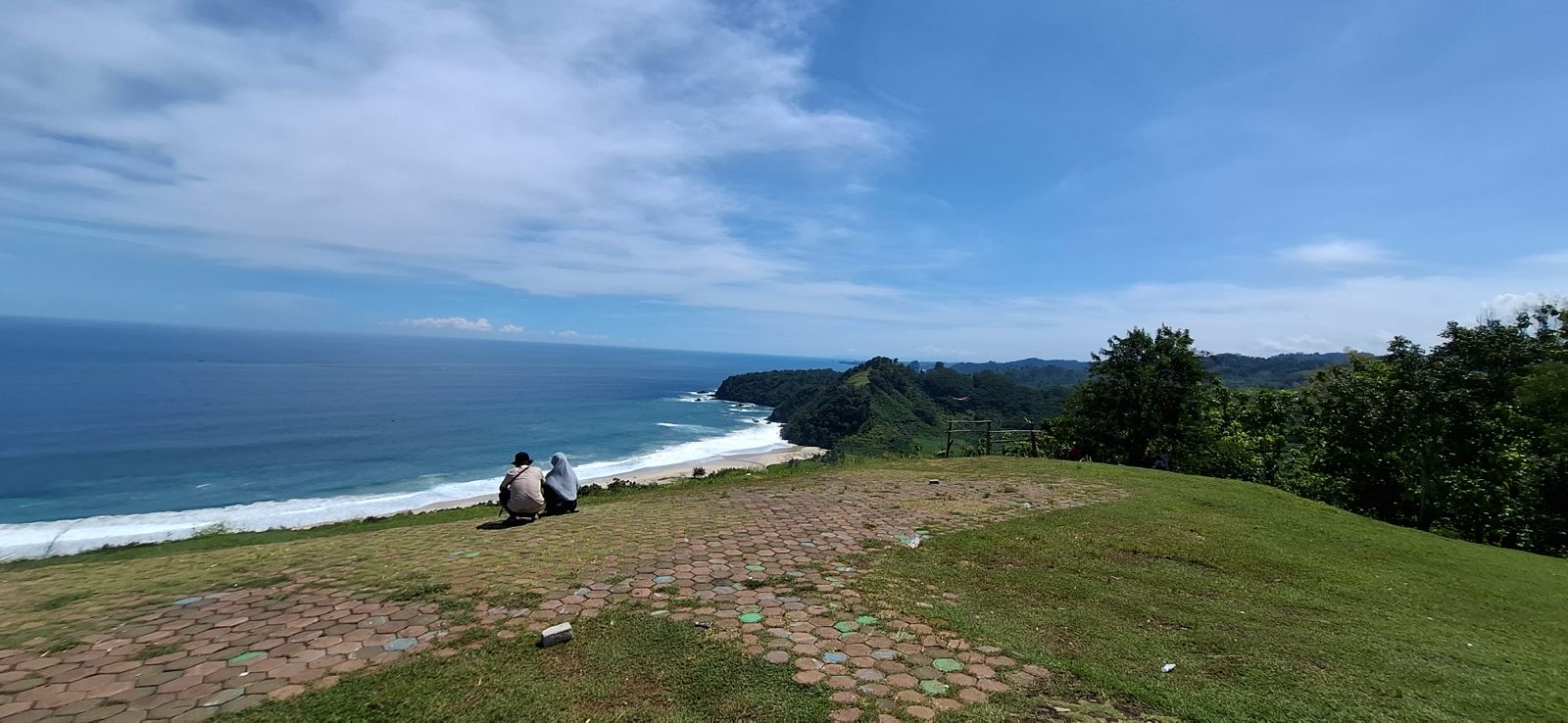 DESTINASI: Wisatawan menikmati keindahan pantai di Malang Selatan kemarin. Keberadaan pantai turut mendongkrak PAD. (BIYAN MUDZAKY HANINDITO / RADAR KANJURUHAN)