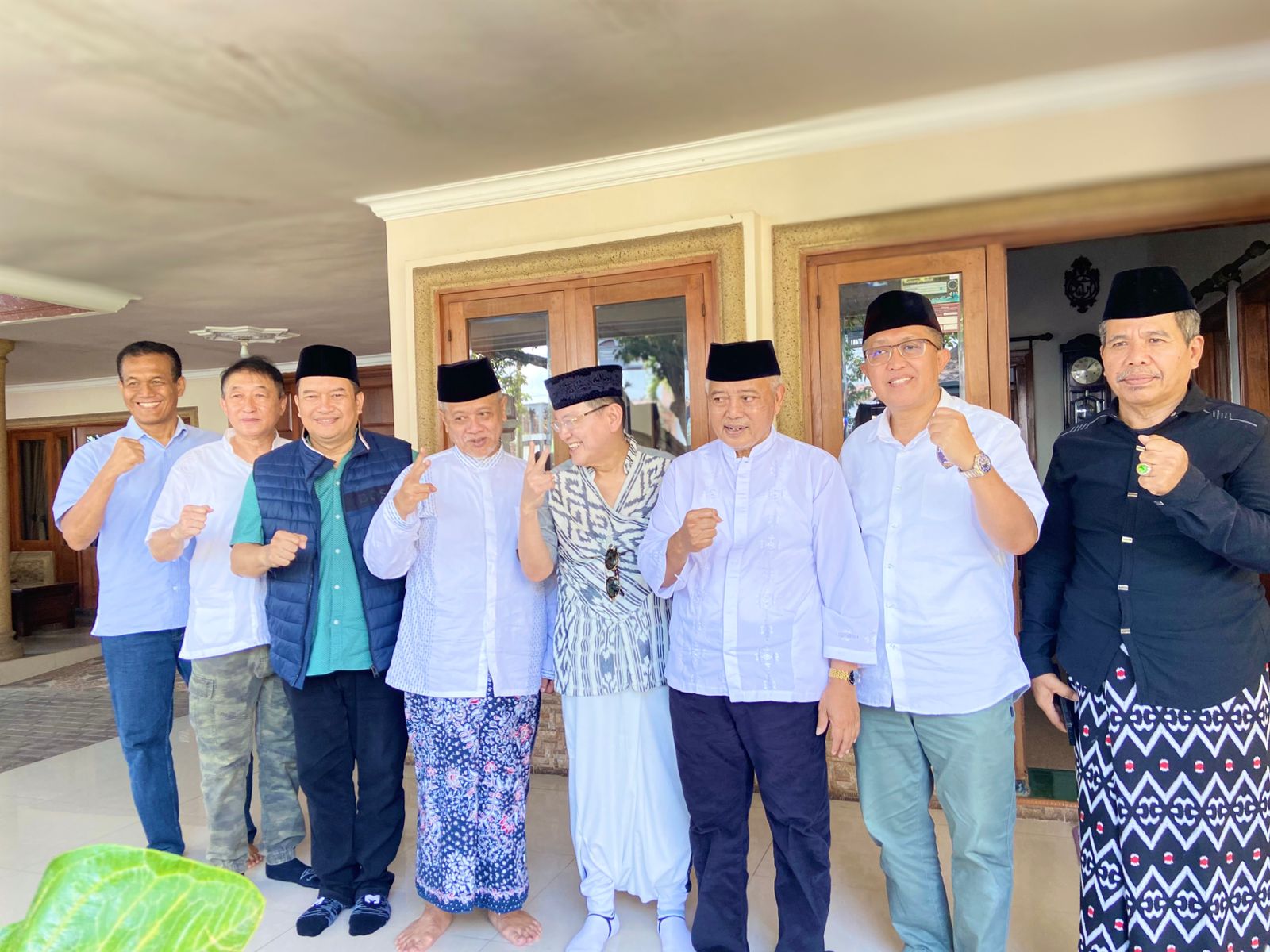 KEBERSAMAAN: Komisaris PT ACA Iwan Kurniawan foto bersama ulama Gondanglegi KH Hamim Kholili, Bupati Malang HM Sanusi dan Sekda Kabupaten Malang Budiar Anwar. (MARDI SAMPURNO / RADAR MALANG)