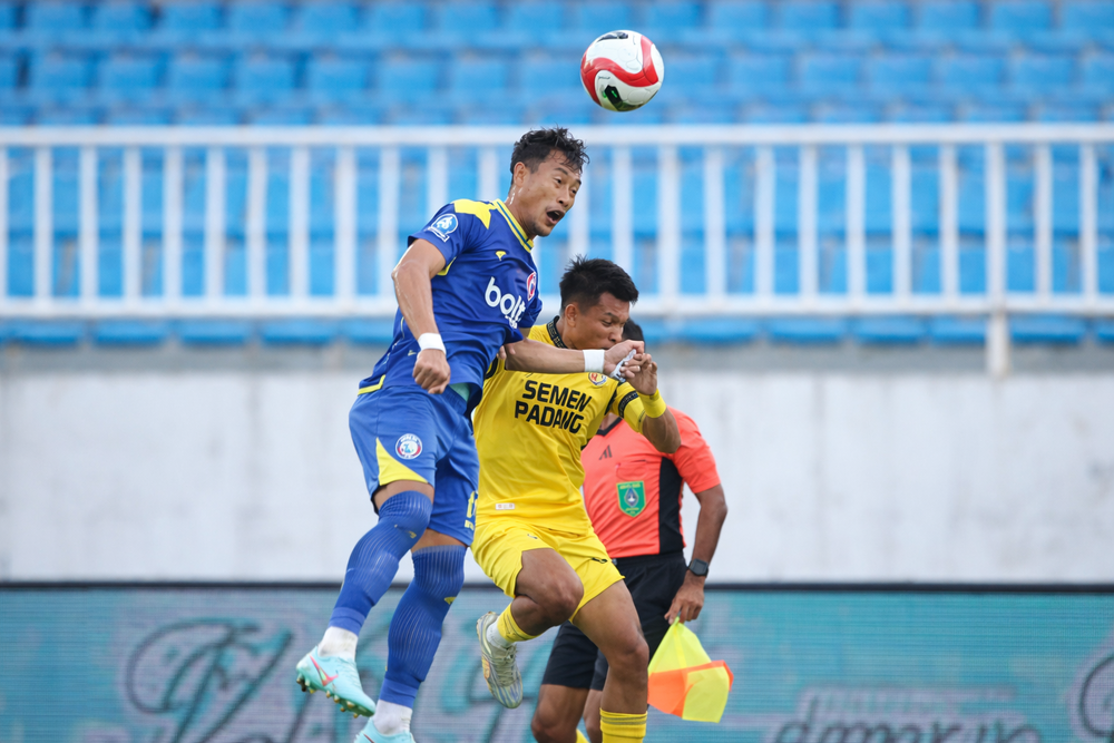 DAPAT BANYAK KERPERCAYAAN: Hansamu Yama (kiri) selalu menjadi andalan lini belakang Arema FC di setiap laga BRI Super League. (Darmono/Radar Malang)