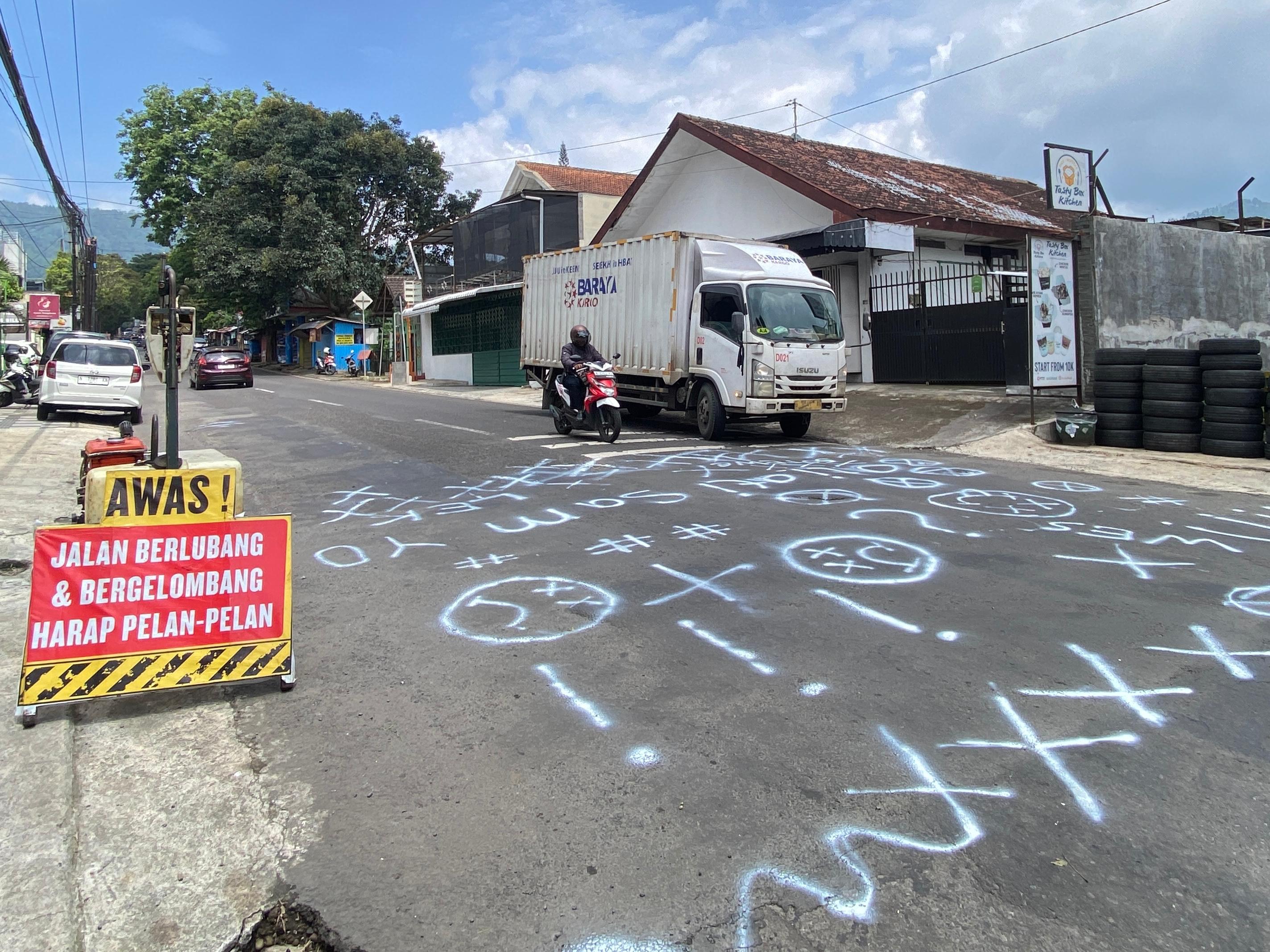 Coretan pilox di Jalan Suropati Kota Batu. (Rori Dinanda Bestari/Radar Malang)