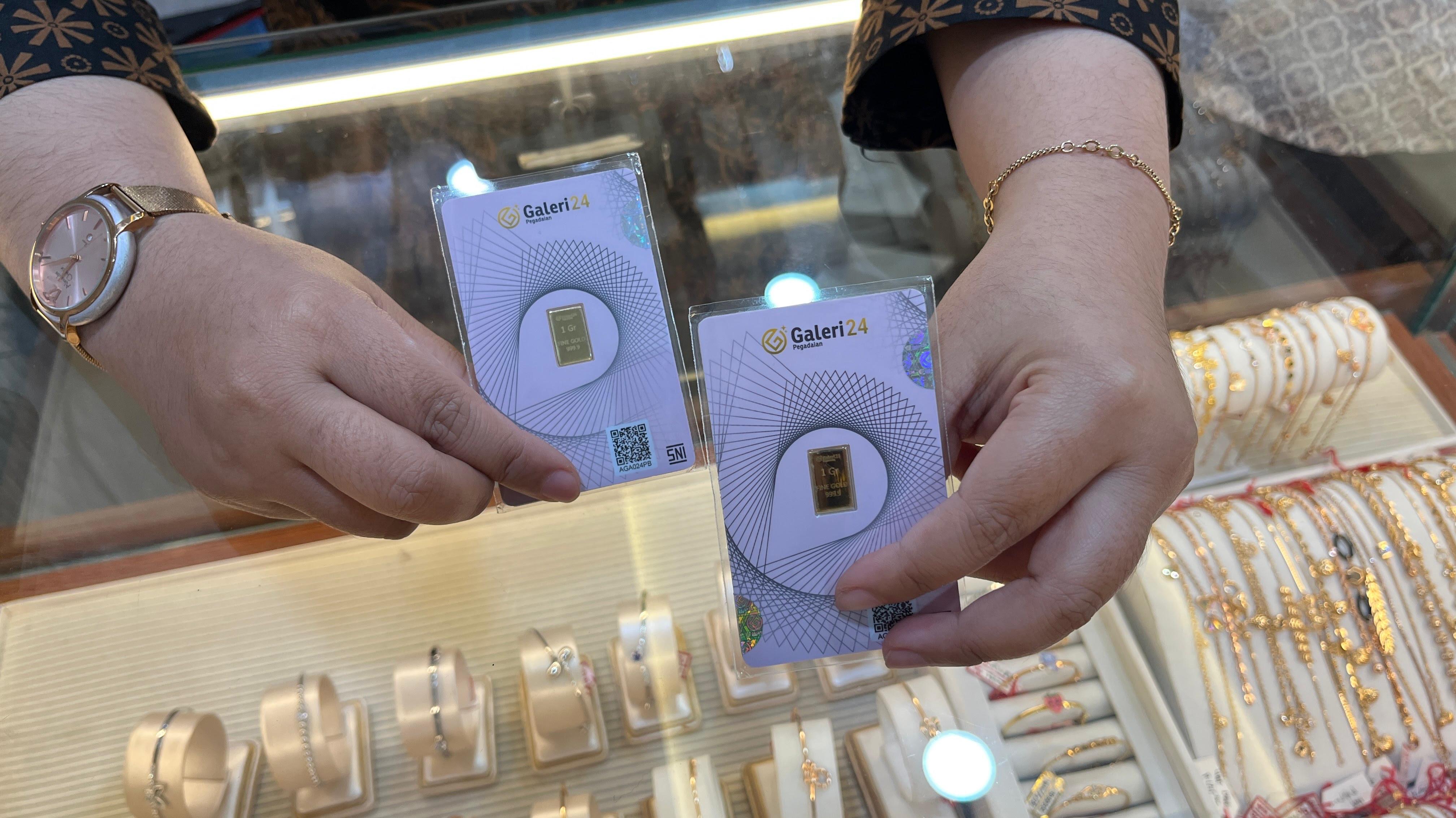 Karyawan Pegadaian Malang menunjukan produk emas 1 gram kepada pengunjung. (Nahdiatul Affandiah/Radar Malang)