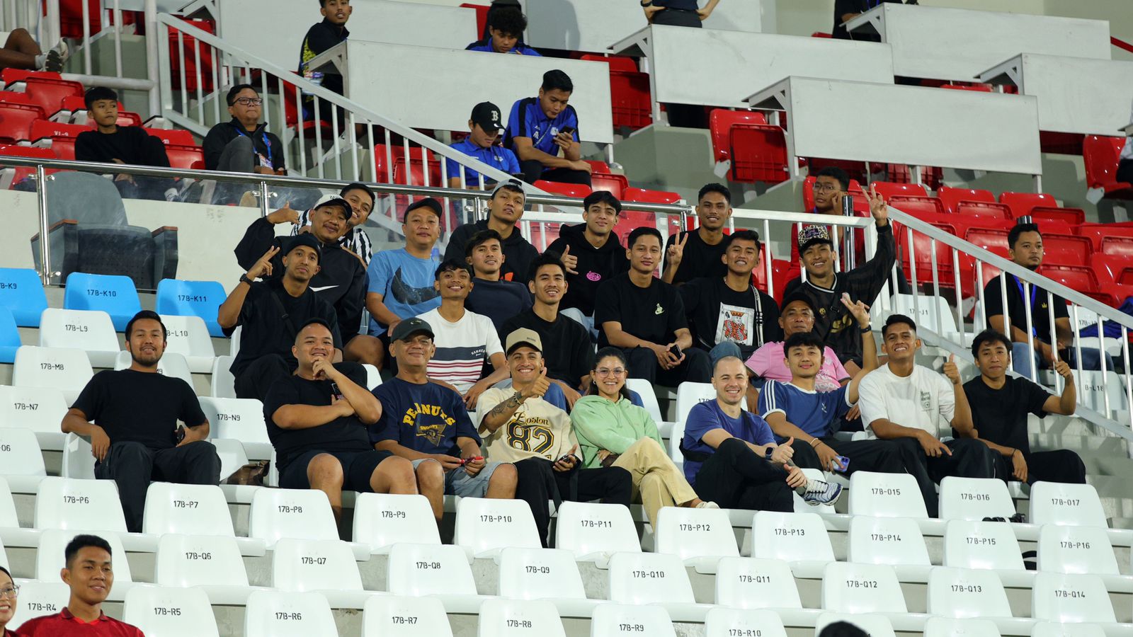 Pemain Unggul FC Malang memberikan dukungan kepada Arema FC saat melawan Bali United di Stadion Kanjuruhan, Jumat (6/3). (MO Unggul FC)