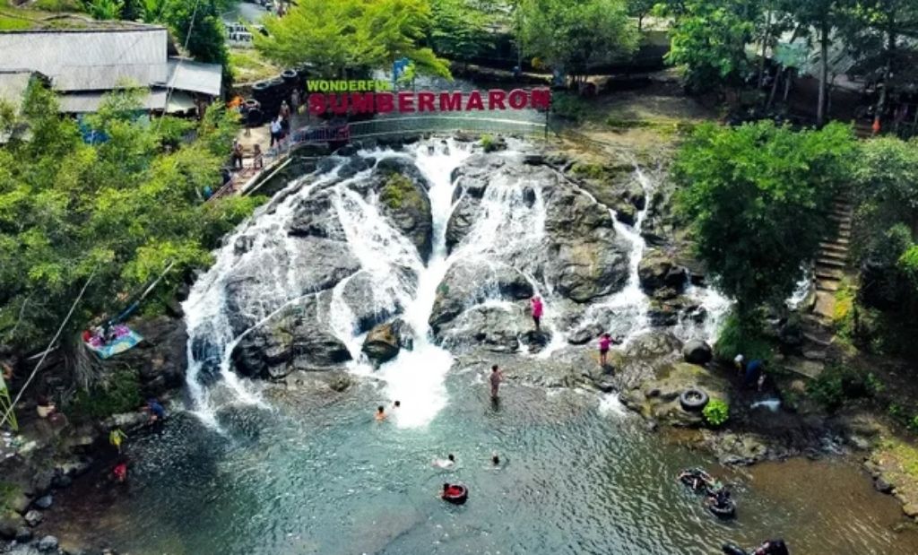 ALAMI: Kesegaran bermain air di Sumber Maron.