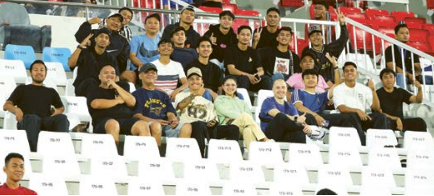 KEMBALI KE KANJURUHAN: Owner Unggul FC Malang Nicola Reza Samudra (dua dari kiri) bersama penggawa tim menyaksikan laga Arema FC melawan Bali United Jumat lalu (6/3).