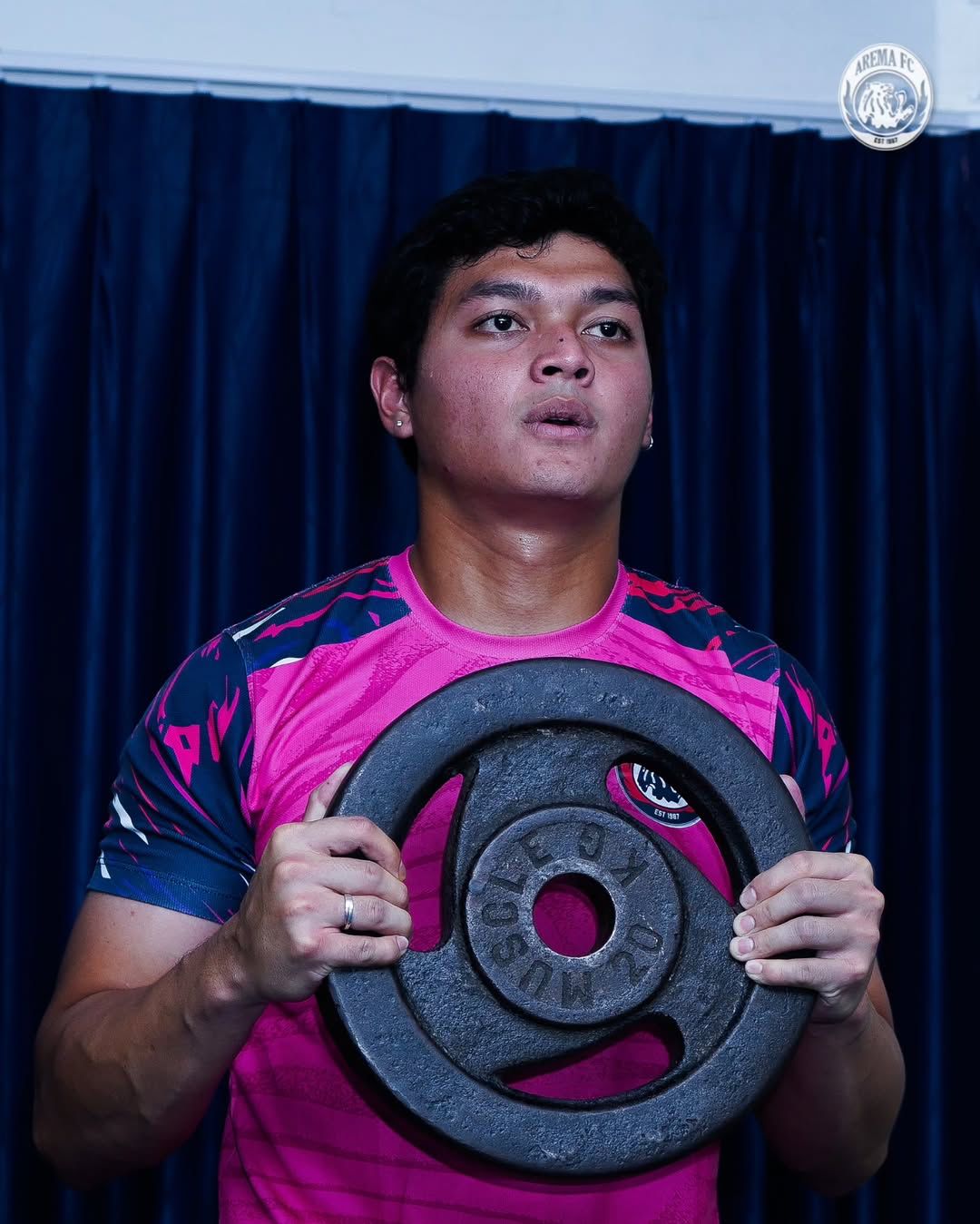 HARUS BERSABAR: Kiper Arema FC Adi Satryo kemungkinan besar harus kembali absen dalam laga melawan Bhayangkara Presisi Lampung FC besok (10/3).