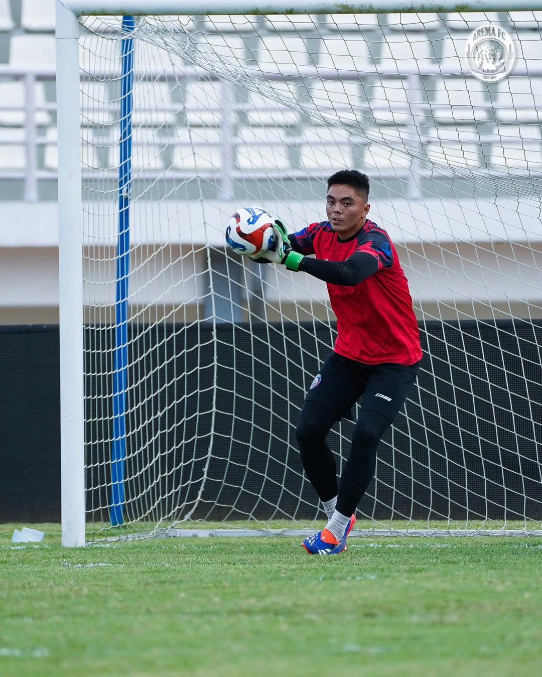PERLU BERBENAH: Kiper Arema FC Gianluca Pandeynuwu menangkap bola dalam sesi latihan Arema FC, beberapa waktu lalu. 