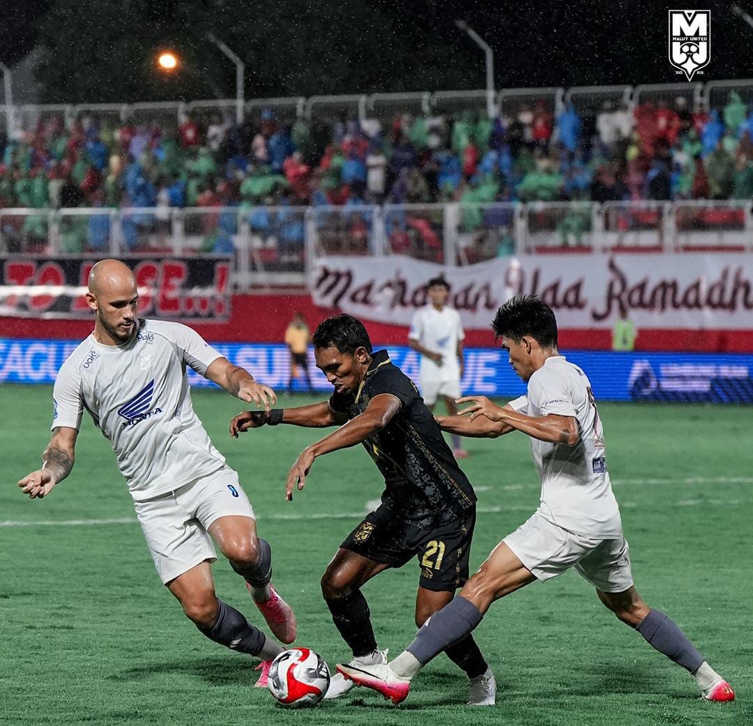 Pemain Malut United  berebut bola dengan dua pemain PSM Makassar  pada laga BRI Super League pekan ke-25 di Stadion Kie Raha, Ternate. Pertandingan berakhir imbang 3-3. (Instagram @malutunitedfc)