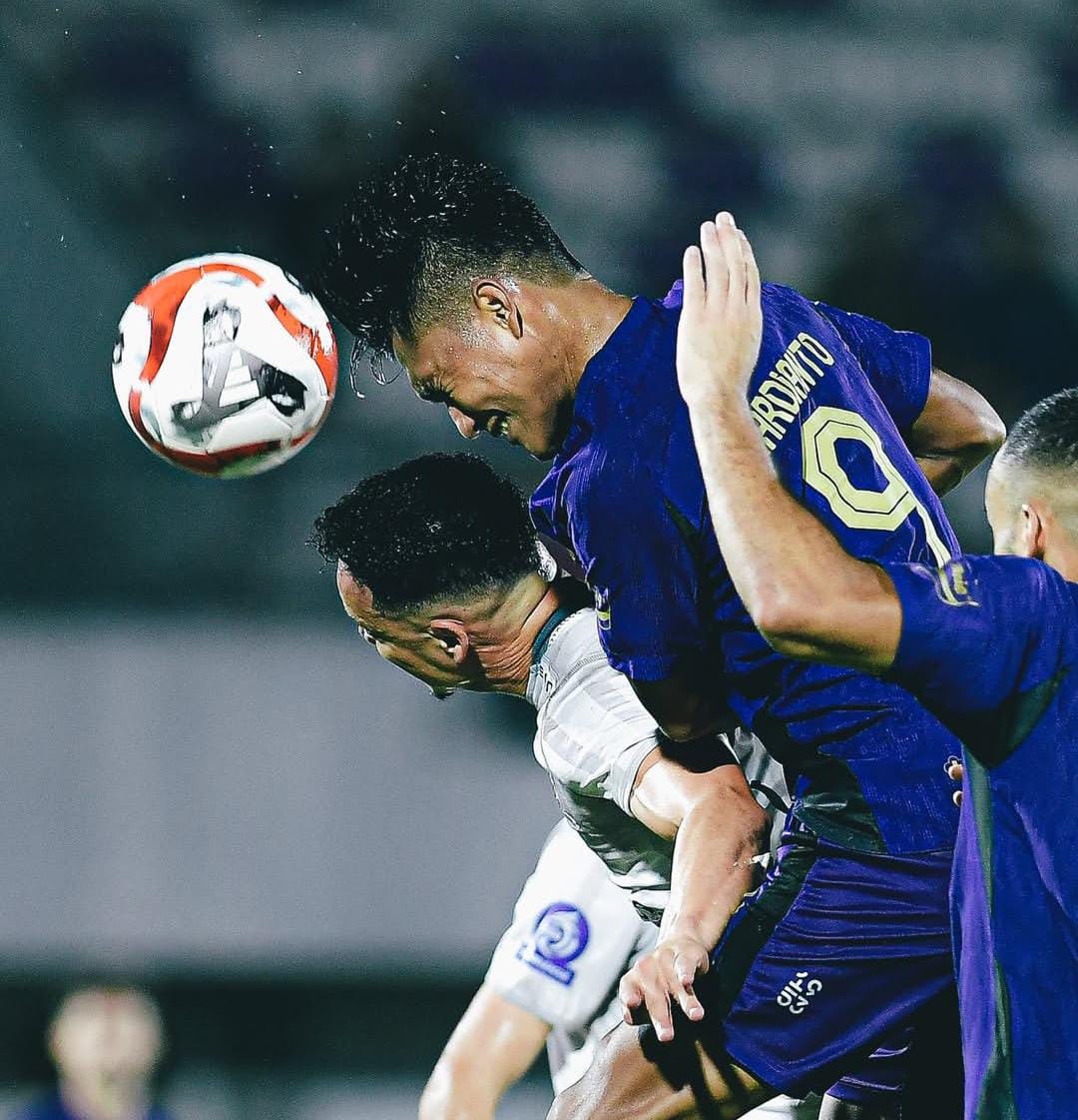 Hardianto berusaha menyundul bola saat duel udara dengan pemain Madura United dalam laga BRI Super League 2025/2026 pekan ke-25 di Stadion Indomilk Arena. (Instagram @persita.official)