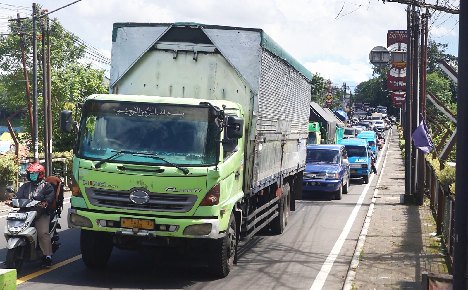CEGAH KEMACETAN: Truk melintasi Jalan gatot Subroto kemarin (8/3). Mulai 13 Maret depan, truk dilarang masuk Kota Malang, kecuali mengangkut logistik atau BBM. (FOTO : DARMONO)
