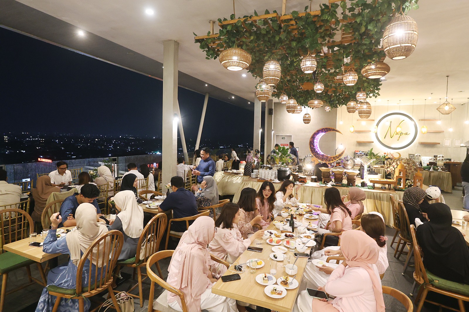 KREASI MENU:puluhan tamu hotel di Kota Malang menikmati buka puasa bersama kemarin (8/3). Iftar atau paket buka puasa merupakan andalan hotel agar bertahan di tengah Ramadan.