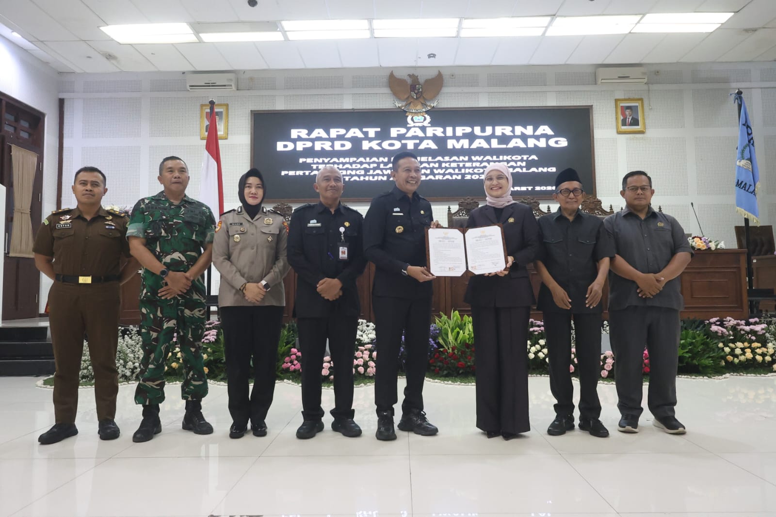 Ketua DPRD Kota Malang Amithya Ratnanggani Sirraduhita (tiga dari kanan) bersama Wali Kota Malang Wahyu Hidayat menunjukkan berita acara rapat paripurna beberapa waktu lalu. (Darmono/Radar Malang)