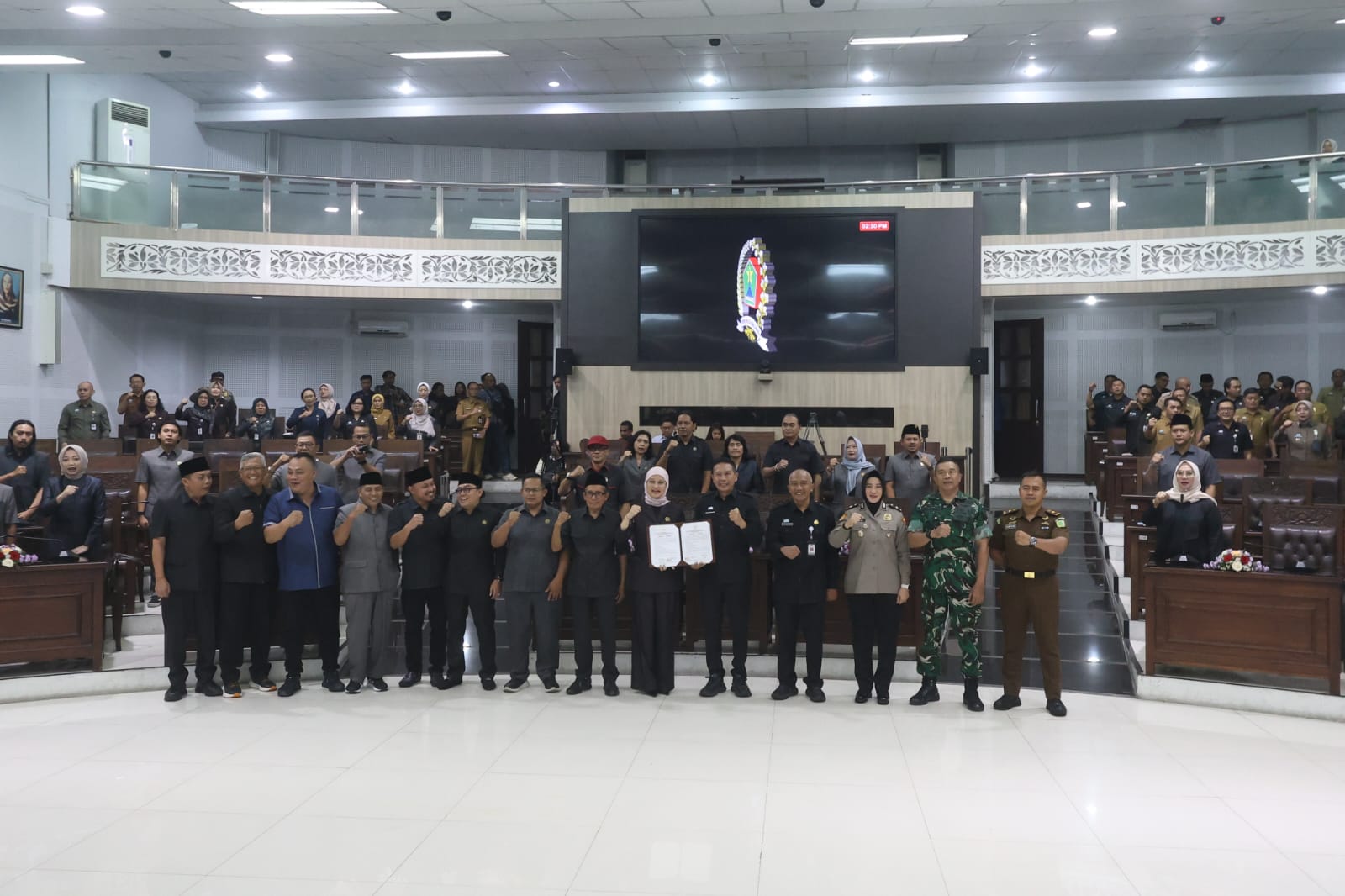 Ketua DPRD Kota Malang Amithya Ratnanggani Sirraduhita (tengah) bersama Wali Kota Malang Wahyu Hidayat dan jajaran Forkopimda Kota Malang foto bareng setelah rapat paripurna kemarin. (Darmono)
