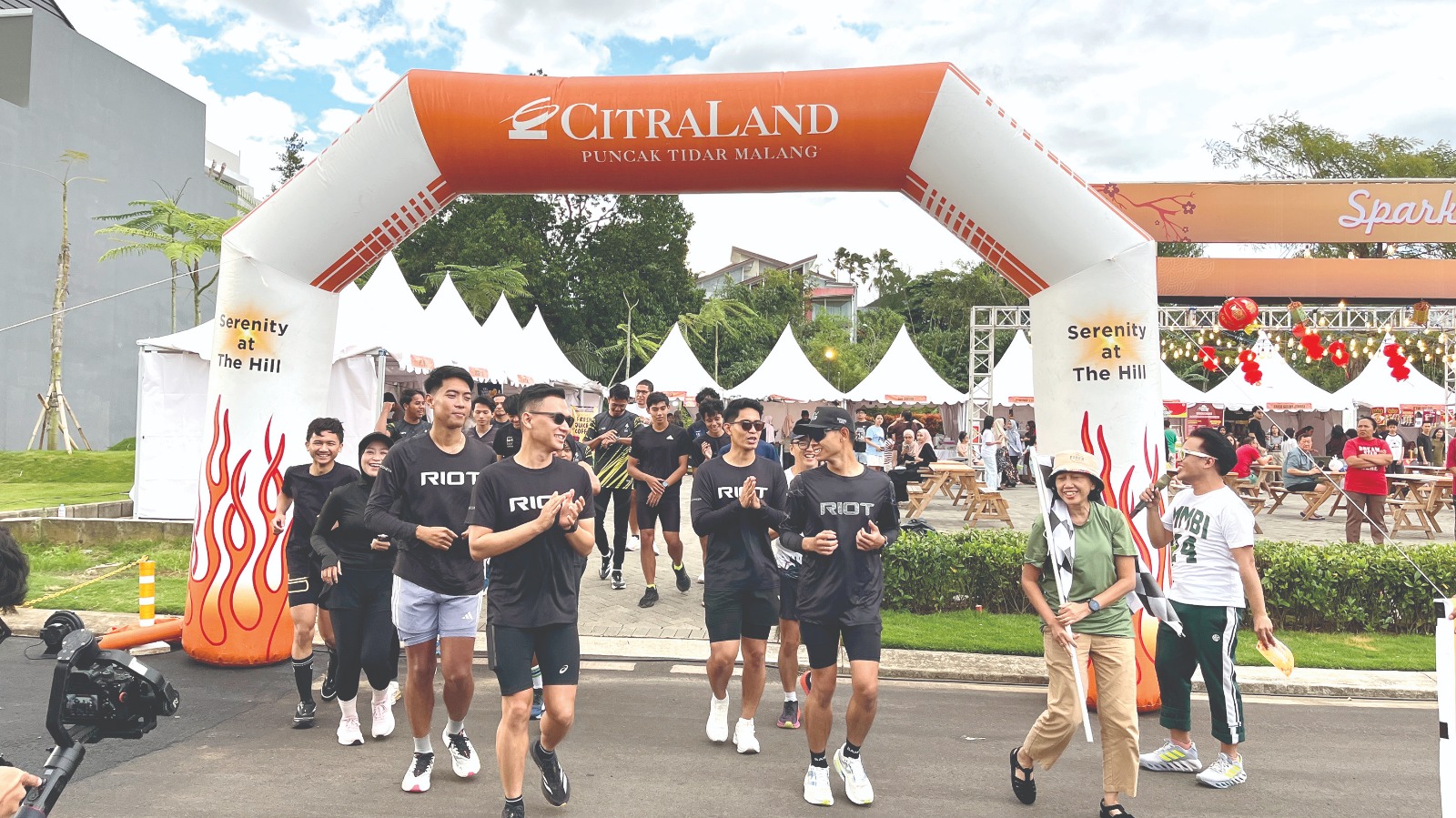 SEMANGAT: Komunitas lari antusias mengikuti Ngabuburun dalam acara Sparkling Ramadan 2026 di Oval Lake CitraLand Puncak Tidar, kemarin. (NAHDIATUL AFFANDIAH/RADAR MALANG)