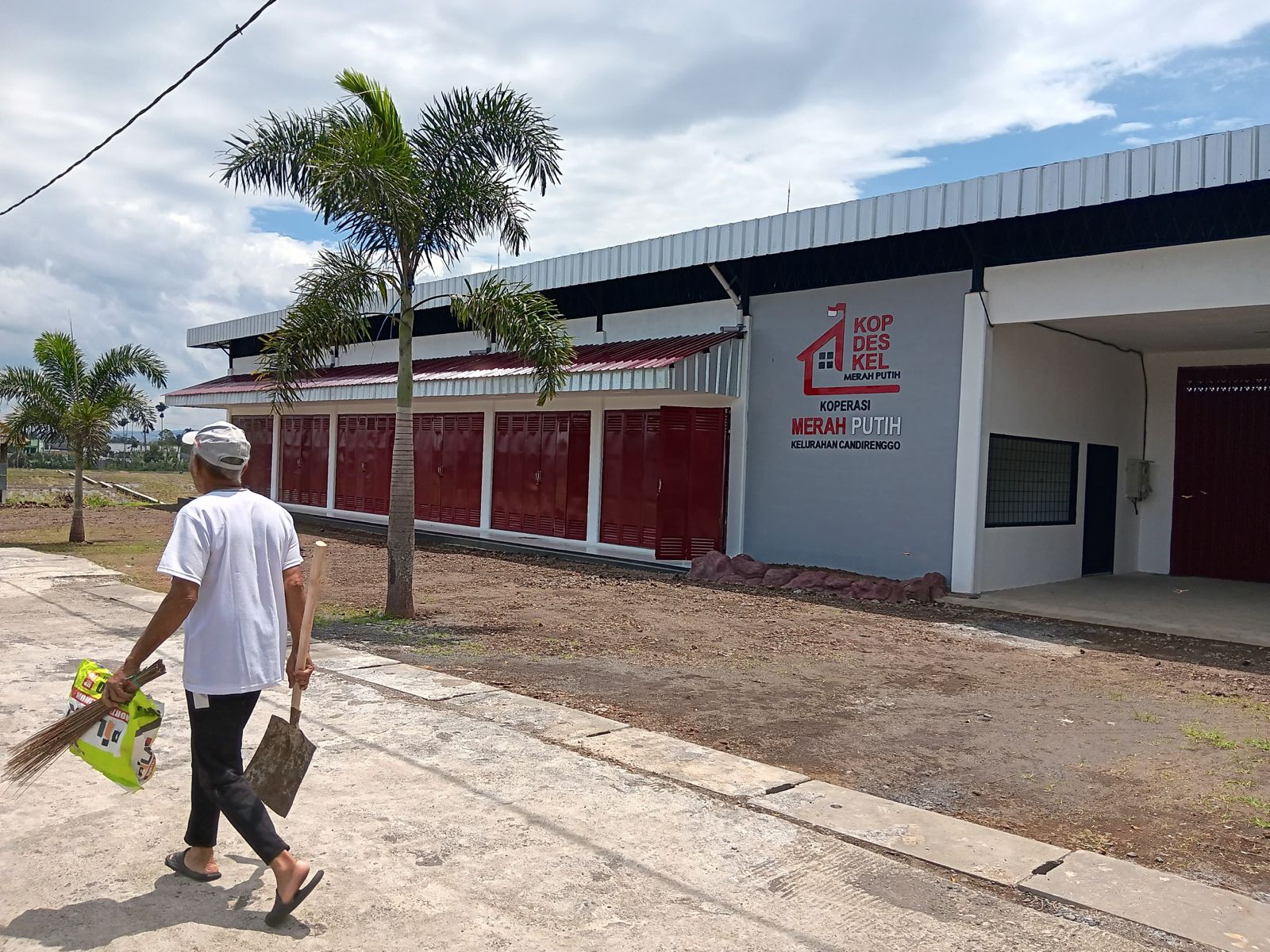SIAP BEROPERASI: Gerai KDMP di Kelurahan Candirenggo, Kecamatan Singosari, Kabupaten Malang menjadi salah satu yang pembangunannya telah tuntas. Indah Mei Yunita/Radar Kanjuruhan 