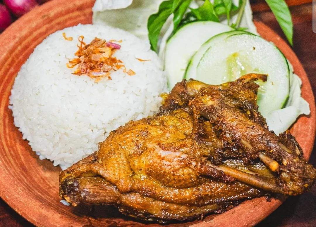 Makan lalapan dengan pemandangan kereta api. (Instagram @lalapan_mbakliatrunojoyo)