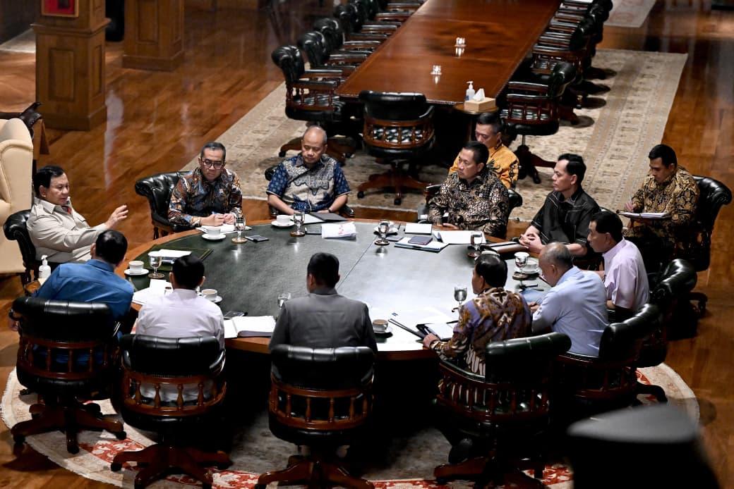 HAMBALANG: Minggu (8/03/2026) Presiden Prabowo adakan rapat terbatas dari siang hingga malam di kediamannya. (Sekretariat Negara)