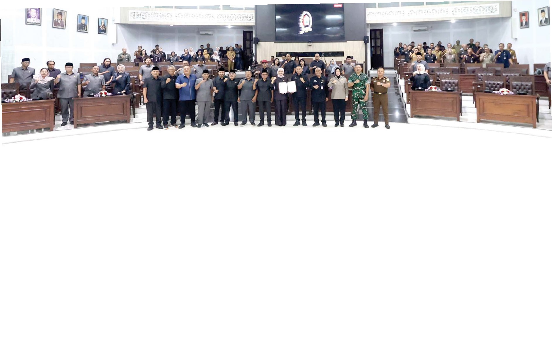 KOMPAK: Ketua DPRD Kota Malang Amithya Ratnanggani Sirraduhita (tengah) bersama Wali Kota Malang Wahyu Hidayat dan jajaran Forkopimda Kota Malang foto bareng setelah Rapat Paripurna Penyampaian 