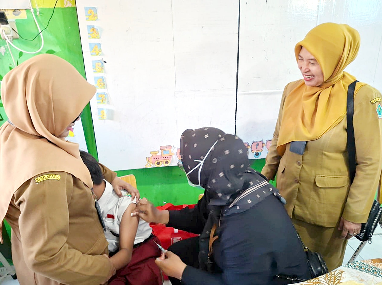 PENCEGAHAN: Imunisasi serentak digelar Dinkes Kota Malang di SDN Sukun 3, awal Februari lalu.