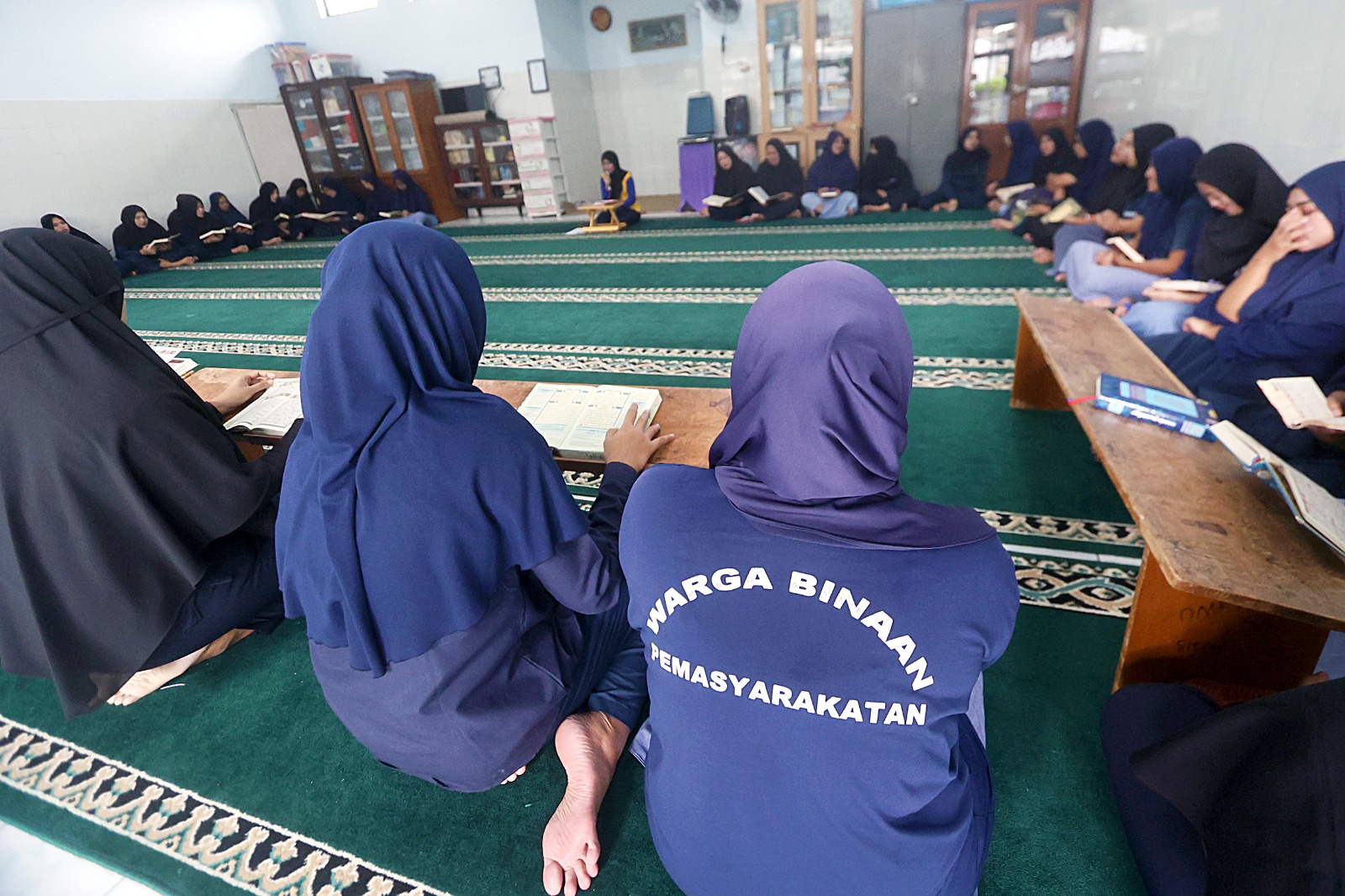 DALAMI ILMU AGAMA: Sejumlah Warga Binaan Lapas Perempuan Kelas IIA Malang mengaji di musala lapas selama hampir enam jam setiap hari.