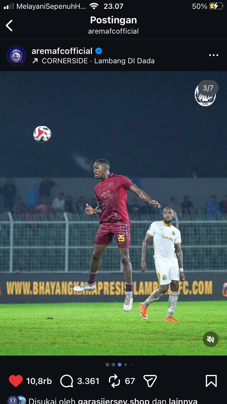 Pemain Arema FC Matheus Blade menyundul bola dalam laga melawan Bhayangkara Presisi Lampung FC, Selasa (10/3). (MO Arema FC)