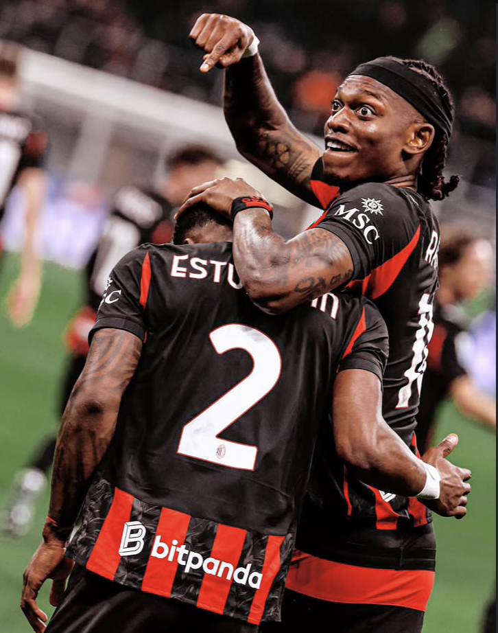 Winger AC Milan Rafael Leao (kanan) merayakan gol Estupinan ke gawang Inter Milan dalam laga Derby della Madonnina pada Senin (9/3) dini hari. (Instagram AC Milan)