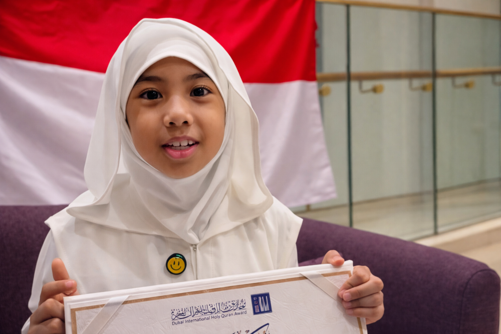 MEMBANGGAKAN: Hafidzah cilik asal Malang berhasil raih Juara II pada ajang Dubai International Holy Quran Award sesi ke-28 tahun 2026. (Instagram: aisyah_hafizind)