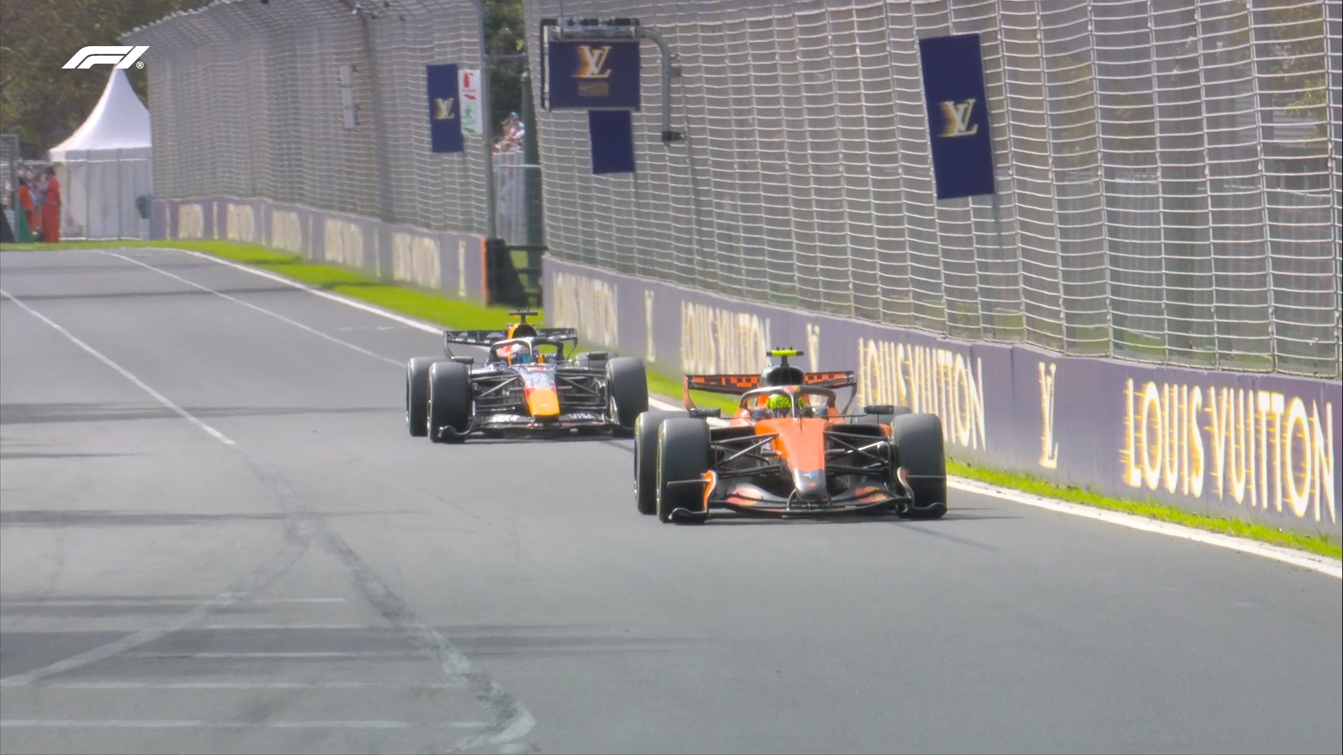 Pembalap Red Bull Max Verstappen (belakang) berusaha mengejar pembalap McLaren Lando Norris pada GP Australia, Minggu (8/3). (Dokumen F1) 