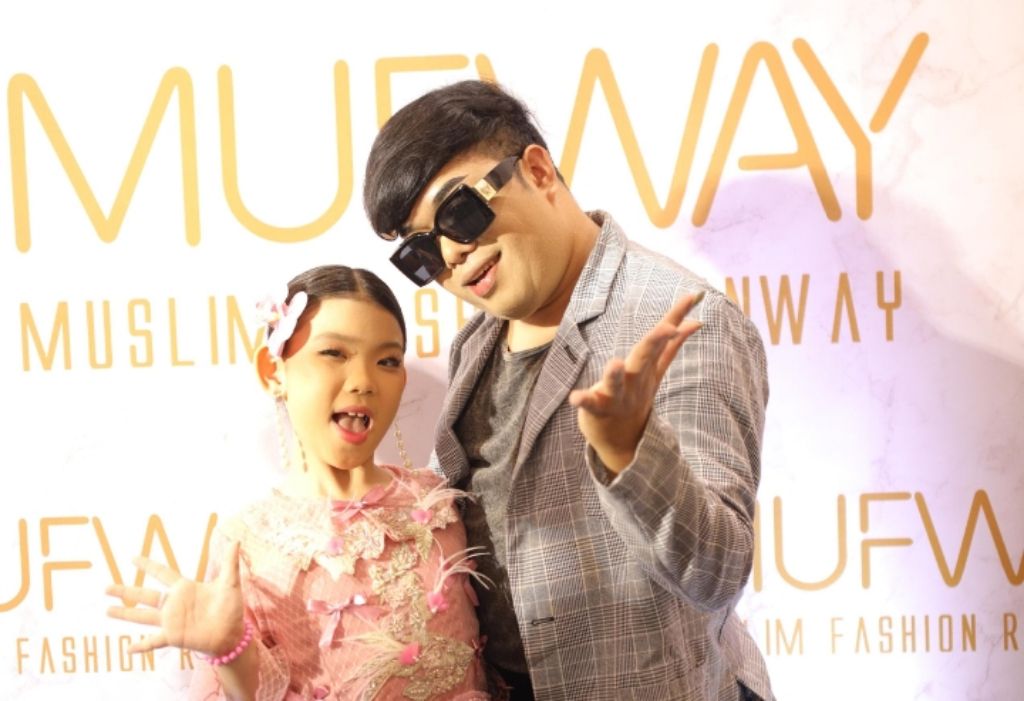 BERBAKAT: Desainer muda asal Malang, Zack, membuka panggung fashion show MUFWAY dengan koleksi bertajuk HANA.