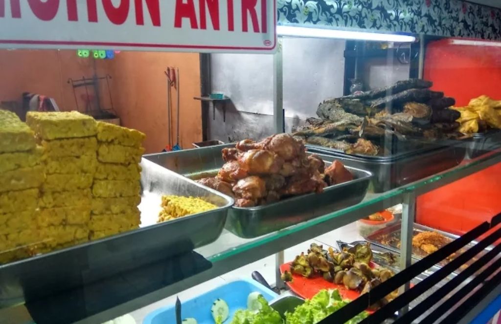 BANYAK PILIHAN: Menu di Warung Cak Udin Sumbersari.