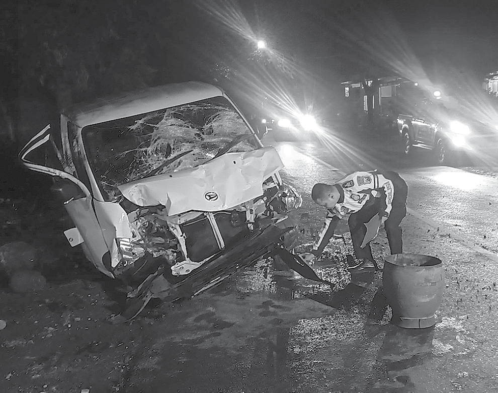LAKA MAUT: Personel Satlantas Polres Malang memeriksa pikap yang ringsek akibat kecelakaan lalu lintas di Jalan Raya Jatiguwi, Sumberpucung.