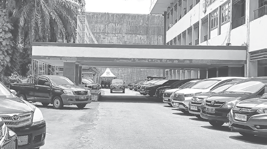 ASET PEMKAB: Deretan mobil dinas parkir di depan kantor Setda Kabupaten Malang, Jalan Merdeka Timur, Kota Malang kemarin (9/3).
