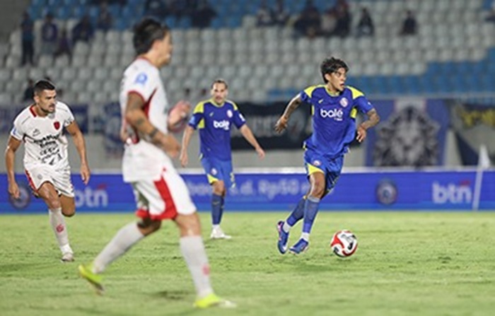 KERJA EKSTRA: Gelandang Arema FC Betinho Filho dituntut tampil bagus untuk meredam agresivitas pemain anyar The Guardians dalam laga nanti malam.