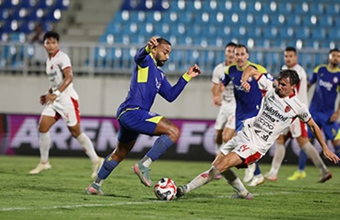 JAGA KONSISTENSI: Dalberto Luan Belo (kiri) berusaha melewati Gelandang Bali United Tim Receveur dalam laga BRI Super League di Stadion Kanjuruhan, 6 Februari lalu. 