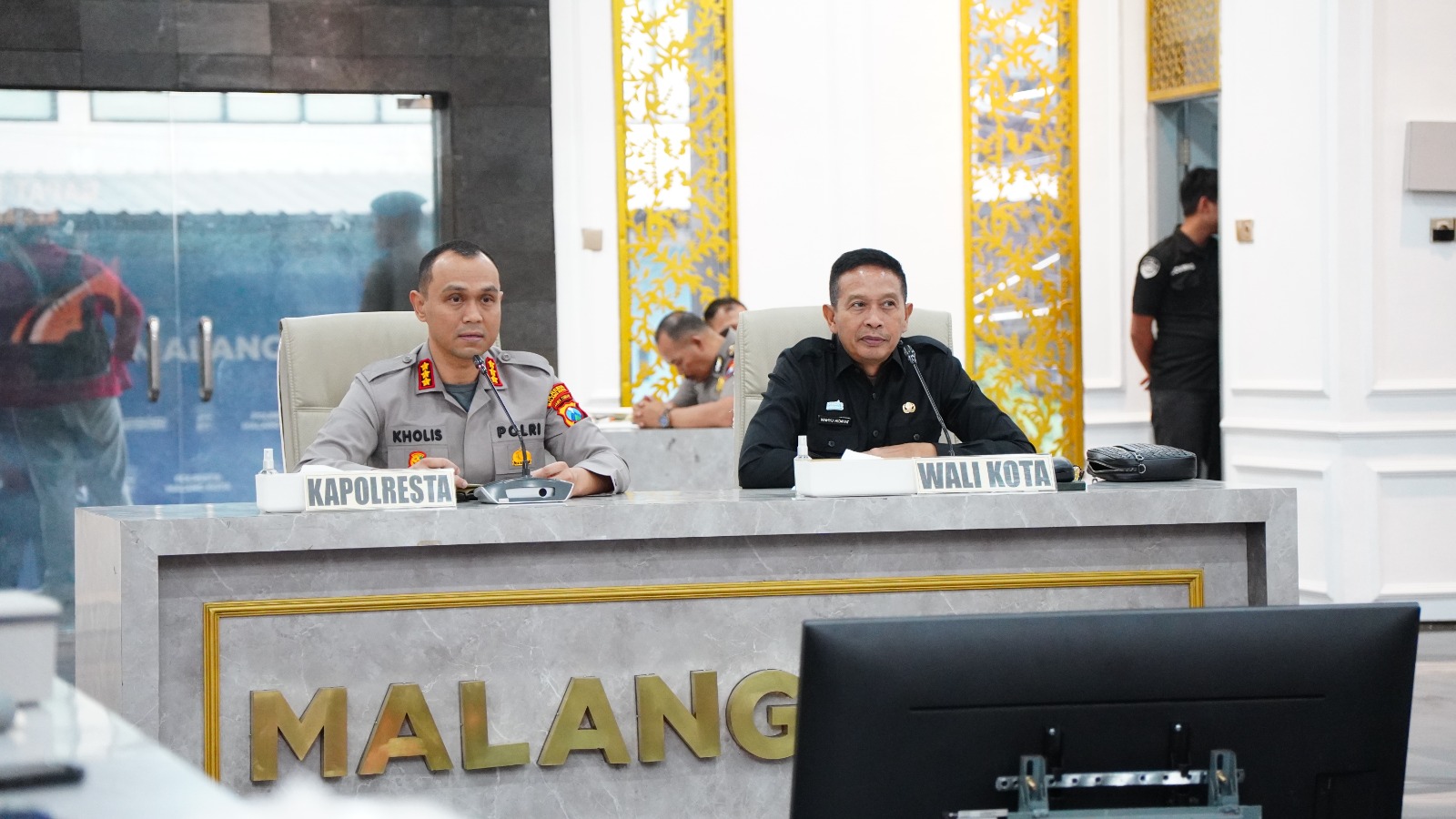 Kapolresta Malang Kota Kombes Pol Putu Kholis Aryana (kiri) dan Wali Kota Malang Wahyu Hidayat melakukan rapat koordinasi jelang Lebaran pada Senin (9/3). (Polresta Malang Kota for Radar Malang)