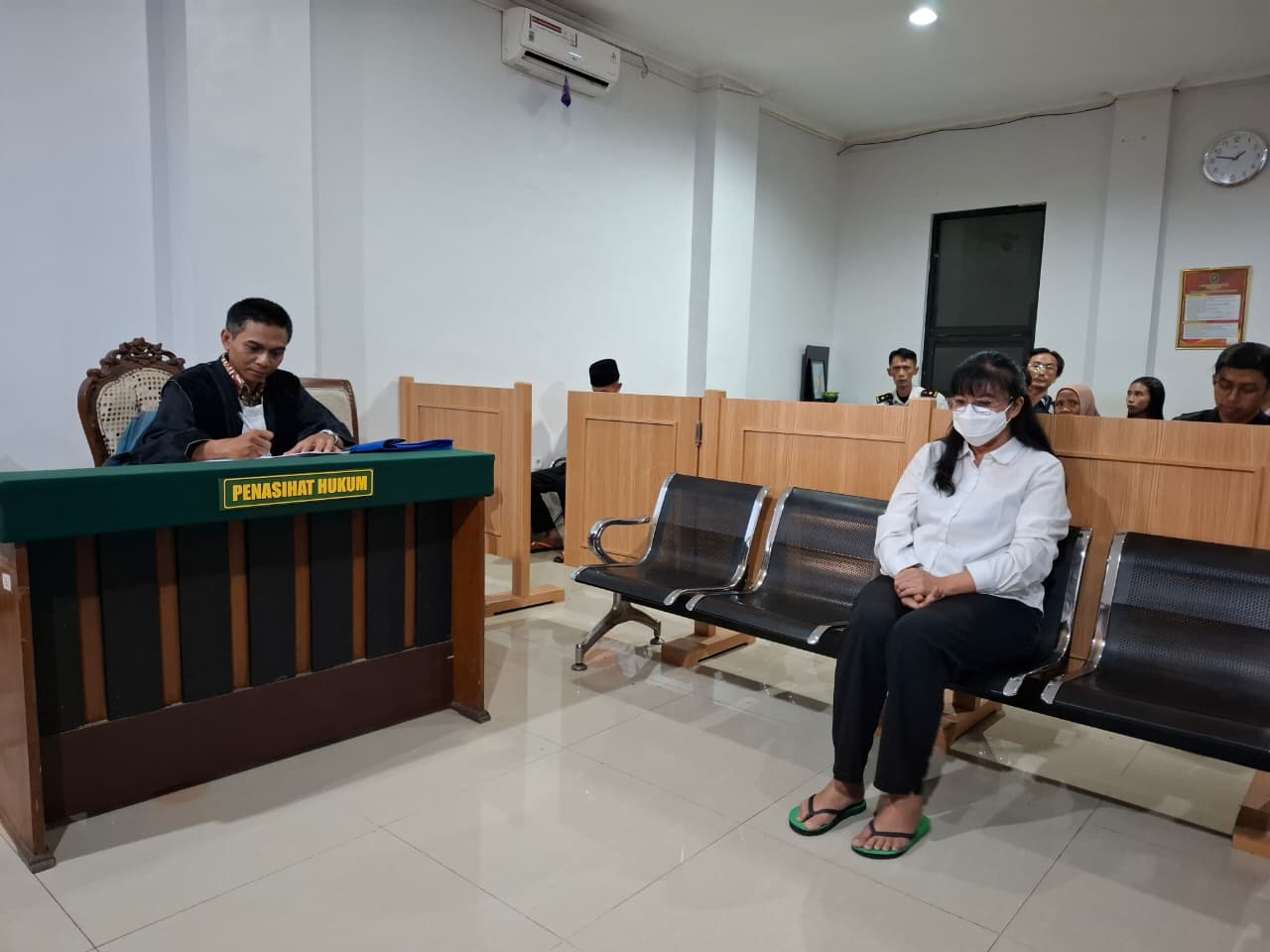Terdakwa Silvi Handayani (kanan) menjalani sidang di PN Kepanjen. (Biyan Mudzaky Hanindito/Radar Malang)