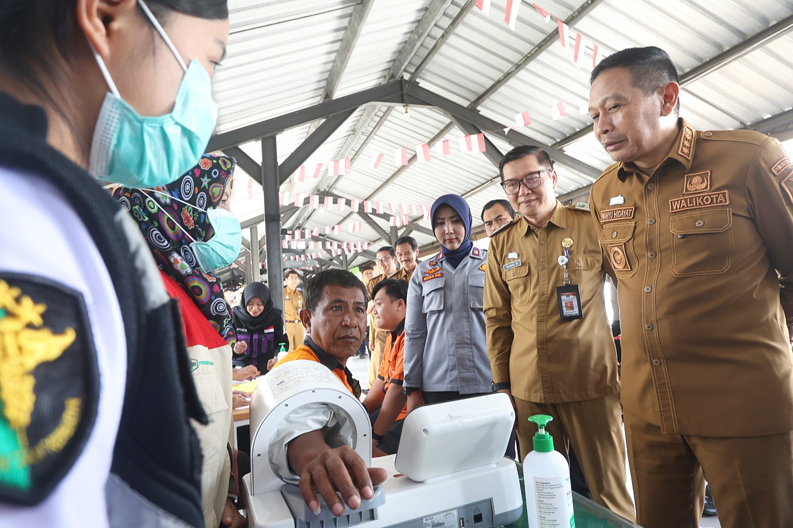 PASTIKAN LAIK JALAN: Dari kanan, Wali Kota Malang Wahyu Hidayat, Kepala Dinkes Kota Malang dr Husnul Muarif, dan Kepala Terminal Tipe A Arjosari Mega Perwira Donowati memantau proses pengecekan