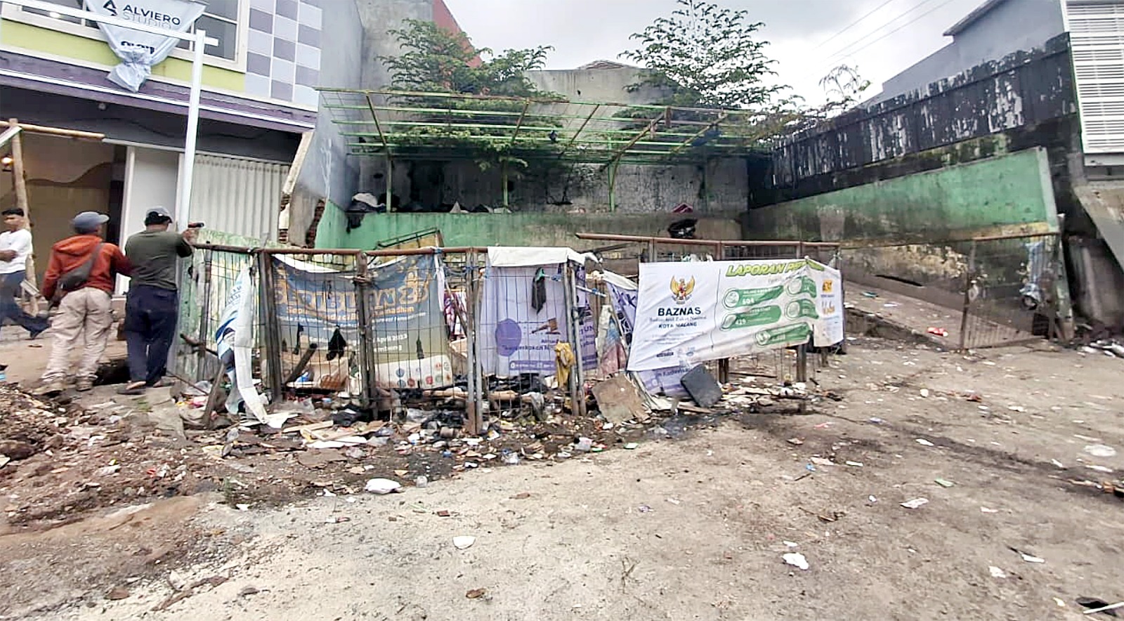 BUTUH PERHATIAN: Kondisi TPS di Jalan Simpang Gajayana cukup memprihatinkan. Atapnya tampak berlubang dan pagarnya tak terawat.