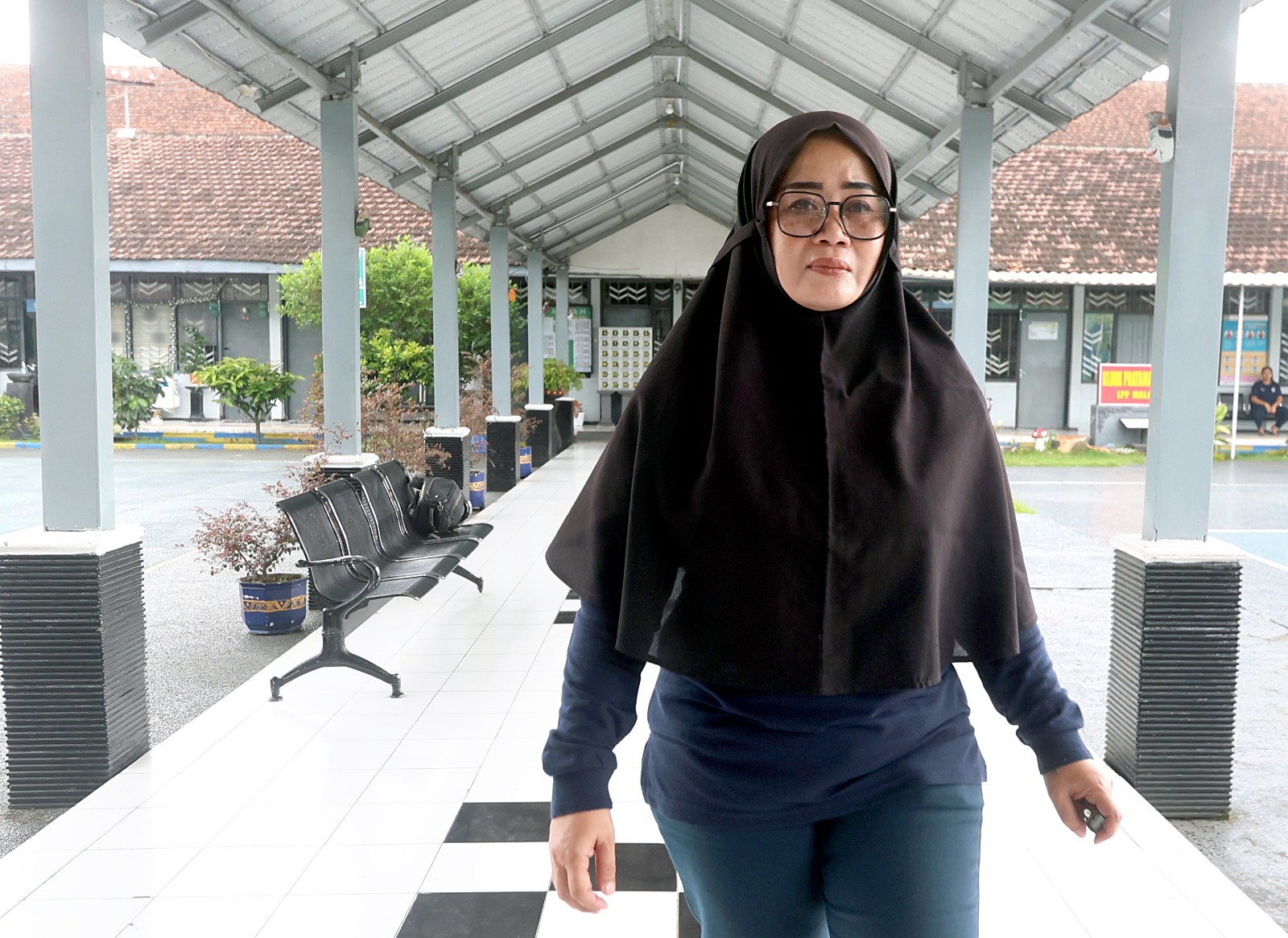 BERKAH RAMADAN: Warga binaan Lapas Perempuan Kelas IIA Malang menjalani salat tarawih secara berjamaah kemarin malam. Foto kanan, Ana Yuniarti berjalan di lorong Lapas Perempuan Kelas IIA Malang