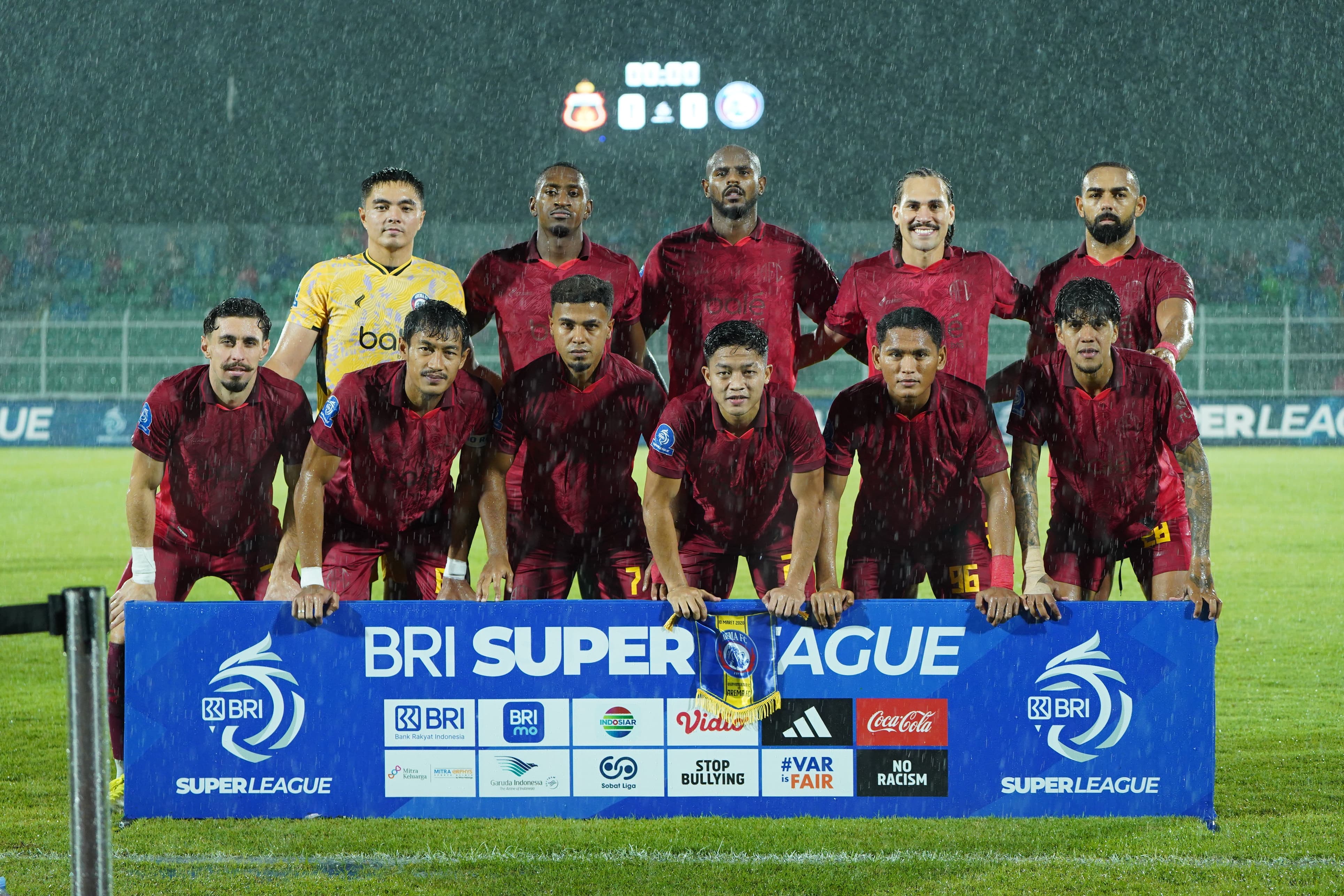 Sebelas pemain Arema FC foto bersama sebelum babak pertama melawan Bhayangkara FC, Selasa (10/3) malam. (MO Arema FC)