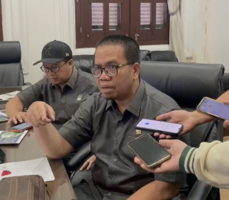 Ketua Komisi B DPRD Kota Malang Bayu Rekso Aji memberikan keterangan terkait pemanggilan PJT 1 pada Selasa (10/3). (Andika Satria Perdana/Radar Malang)