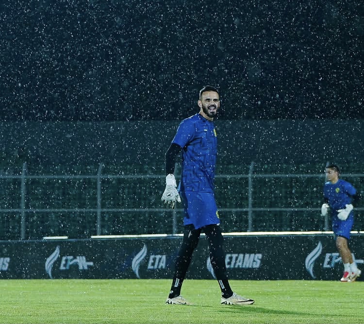 Kiper Arema FC melakukan pemanasan sebelum laga melawan Bhayangkara FC, Selasa (10/3) malam. (MO Arema FC)