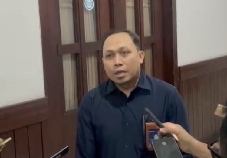 Vice President Pengembangan Bisnis PJT I Didik Ardianto menjawab pertanyaan awak media setelah dipanggil DPRD Kota Malang pada Selasa (10/3). (Andika Satria Perdana/Radar Malang)